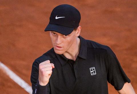 Jannik Sinner maakt verzameling compleet: toptennisser treedt in voetsporen van Novak Djokovic met historische zege