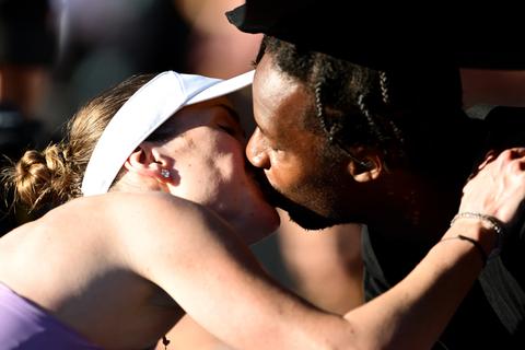 Toptennisser toont zijn liefde voor 'buitengewone vrouw' na hoogtepunt: 'Geniet hiervan, ik hou van je'