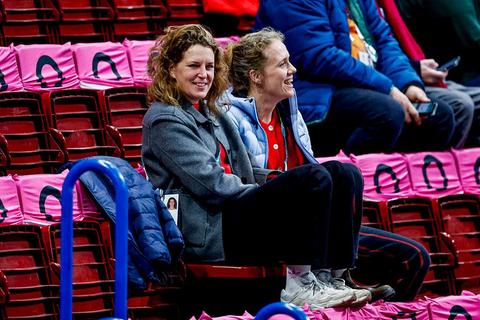 Schaatsicoon Ireen Wüst (40) beleeft succesvol debuut in nieuwe sport met partner Letitia de Jong in Thialf