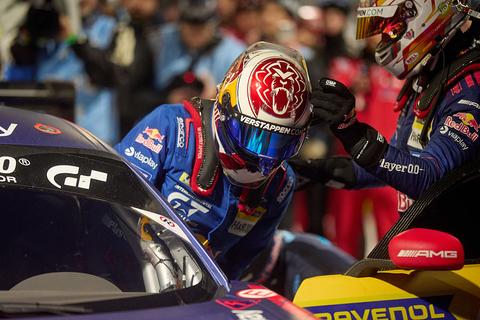 Max Verstappen overleeft touché in het donker tijdens 'dubbele nachtdienst' 24 uur van de Nürburgring