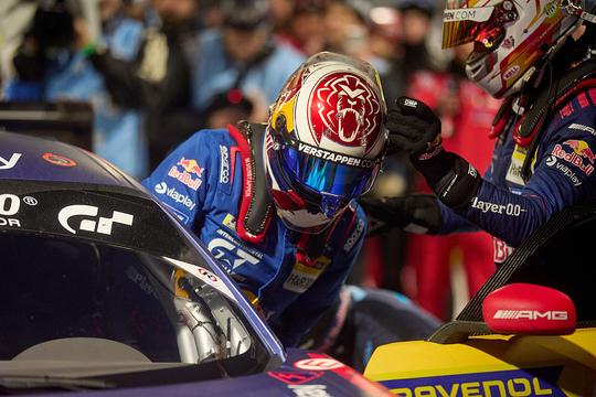 Max Verstappen overleeft touché in het donker tijdens 'dubbele nachtdienst' 24 uur van de Nürburgring