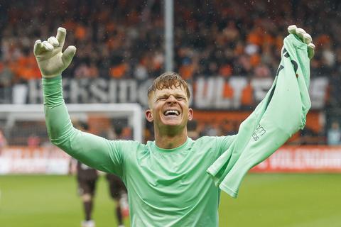 Telstar blijft in Eredivisie na hoofdrol voor Ronald Koeman Jr. in knotsgek einde van allesbeslissend duel