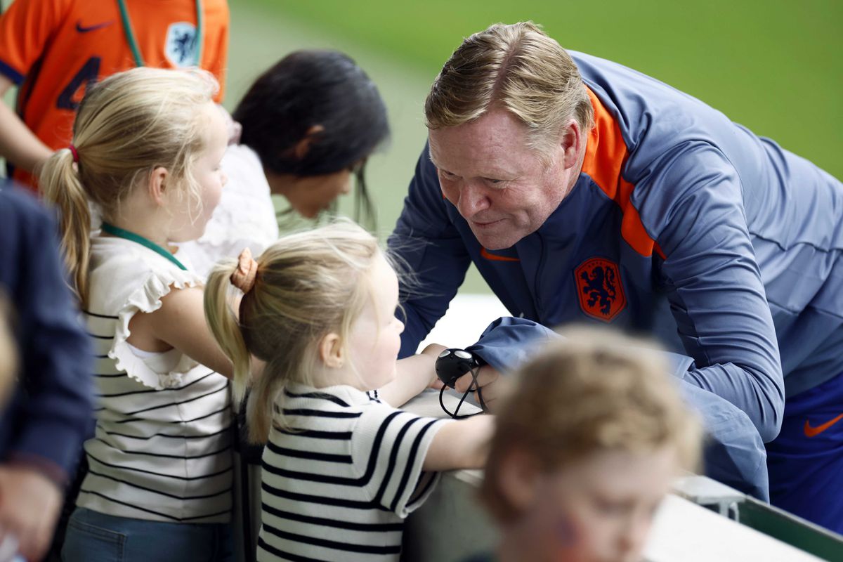 Training Nederlands elftal open voor familie: groot voetbalfeest met kinderen op het veld