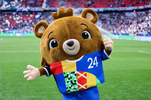 UEFA gigantisch voor paal gezet: lachende EK-mascotte blijkt indringer