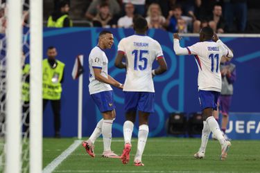 Bloedend Frankrijk klaar voor EK-clash met Oranje na magere zege op ongelukkig Oostenrijk