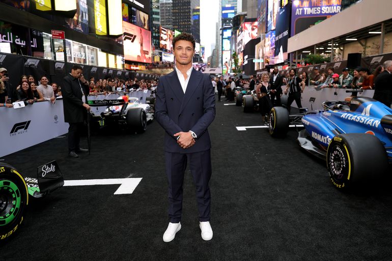 McLaren-coureur Lando Norris duikt alleen op bij F1-première na geruchten over vriendin