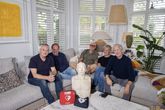 René van der Gijp kijkt ogen uit bij trouwdag bekende vriend (69): 'Alleen de giraffen en olifanten ontbraken'
