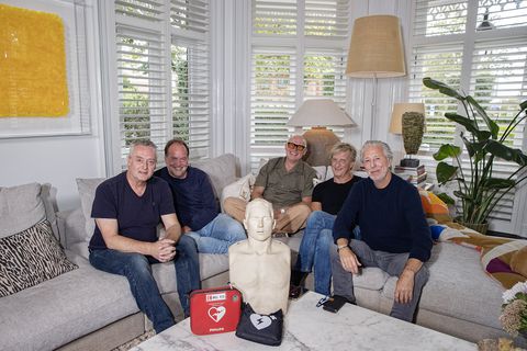 René van der Gijp kijkt ogen uit bij trouwdag bekende vriend (69): 'Alleen de giraffen en olifanten ontbraken'