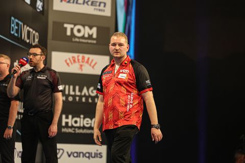 Uitspraken topdarter komen als boemerang terug: 'In de praktijk werkt het anders'