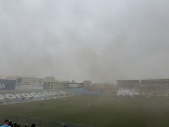Enorme paniek op de tribunes bij voetbalwedstrijd in Peru: stofwolk omhult stadion na aardbeving