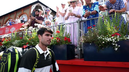 Toptennisser Carlos Alcaraz wint met Ibiza-kater nét aan op Queen's, nadat oorspronkelijke tegenstander afmeldde
