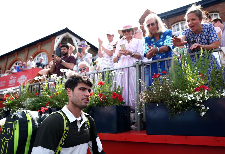 Toptennisser Carlos Alcaraz wint met Ibiza-kater nét aan op Queen's, nadat oorspronkelijke tegenstander afmeldde