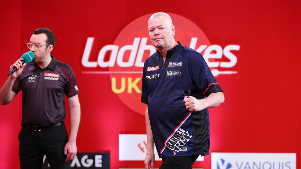 'Heel veel vragen' na beslissing rond dartslegende Raymond van Barneveld: 'Waar ligt de grens?' image
