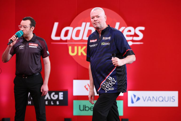 'Heel veel vragen' na beslissing rond dartslegende Raymond van Barneveld: 'Waar ligt de grens?'