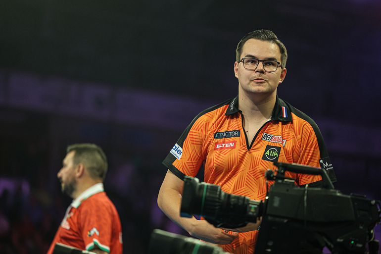 Nieuw drama voor Gian van Veen, Nederlandse dartsfinale in zicht van de haven door de neus geboord