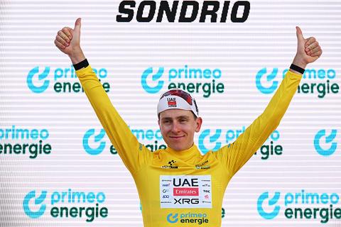Tadej Pogacar deelt enorme dreun uit: ongekende prestatie van topwielrenner vlak voor Tour de France