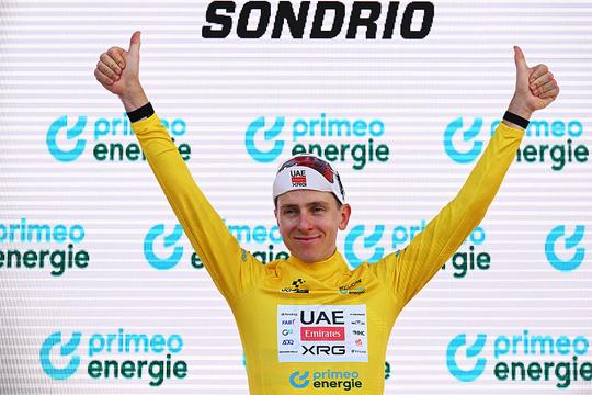 Tadej Pogacar deelt enorme dreun uit: ongekende prestatie van topwielrenner vlak voor Tour de France