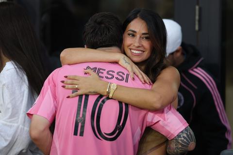 Populaire vrouw van Lionel Messi vol ongeloof op tribune tijdens eerste WK-duel Argentinië: 'Altijd met jou'