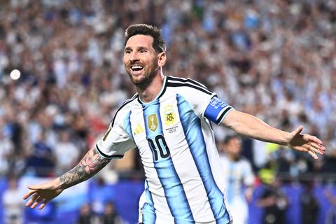 Buitenaardse Lionel Messi (38) viert feest met dierbaren na historische WK-start
