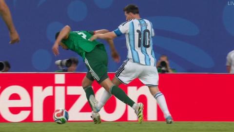 Lionel Messi ontsnapt aan directe rode kaart na 'smerige overtreding' bij WK-start van Argentinië