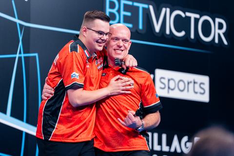Topdarter Gian van Veen laat Michael van Gerwen, Luke Littler en Luke Humphries achter voor lange reis