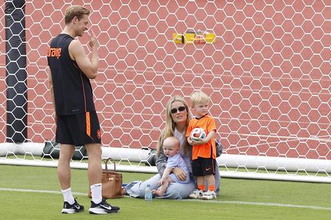 'Zo schattig': Mikky Kiemeney (vrouw Frenkie de Jong) deelt vertederende beelden van innige knuffel