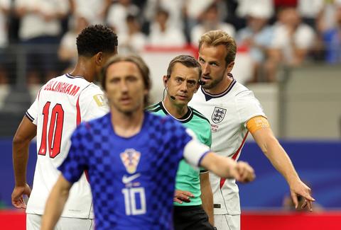 Omstreden scheids zorgt voor merkwaardig moment bij topduel Engeland en Kroatië, Harry Kane profiteert