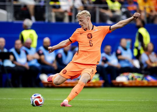 'Serieus veel geld' voor Oranje-verdediger Jan Paul van Hecke wekt verbazing: 'In Breda lopen ze de polonaise'