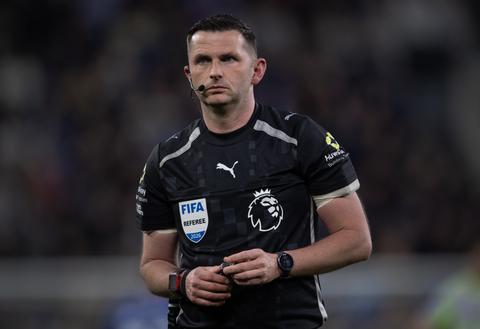 'Geblesseerde' scheidsrechter fluit Nederland - Zweden op WK voetbal