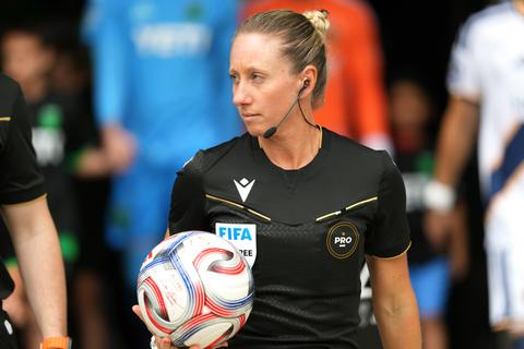 Zeldzaam moment op WK voetbal: vrouwelijke scheidsrechter bij duel tussen Tsjechië en Zuid-Afrika