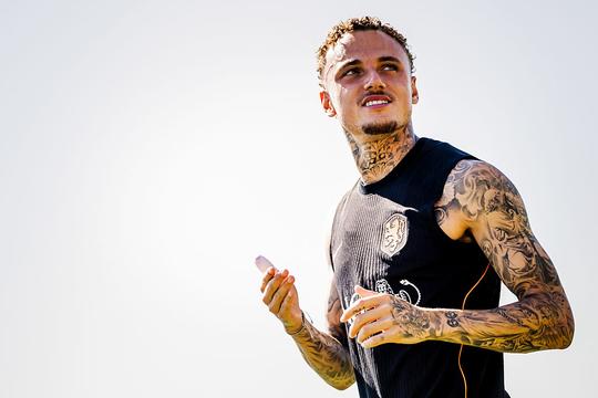 Noa Lang zorgt voor hilariteit bij het Nederlands elftal met pijnlijke verspreking op feestelijke dag