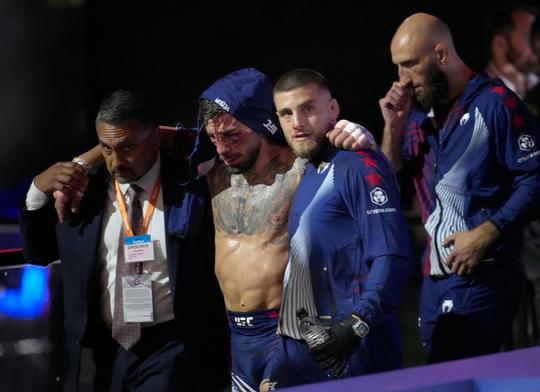 Gehavende UFC-ster krijgt liefdevol bericht van opmerkelijke naam na opname in ziekenhuis: 'Ik hou van je'