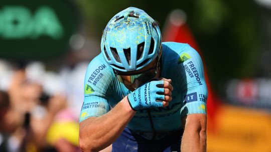 Alexey Lutsenko barst in tranen uit na lijdensweg tijdens Tour de France