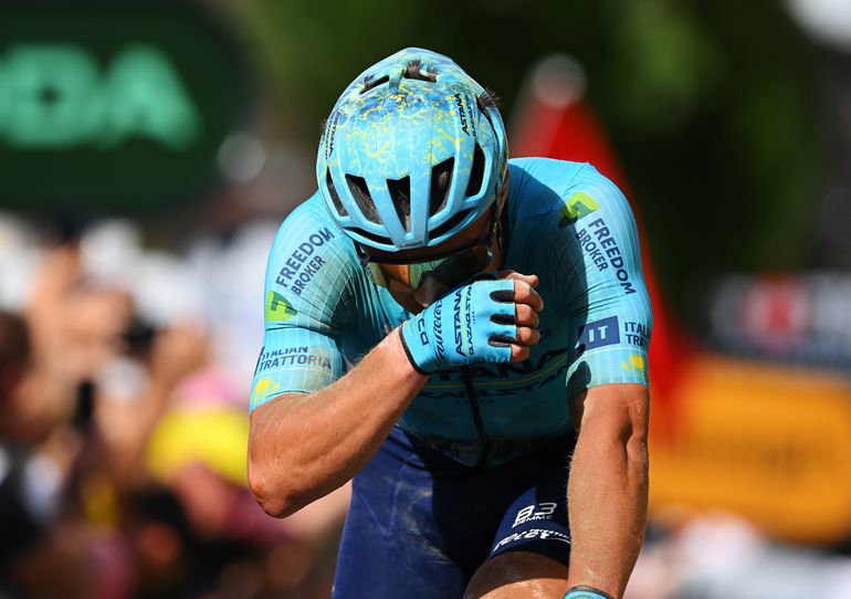 Alexey Lutsenko barst in tranen uit na lijdensweg tijdens Tour de France