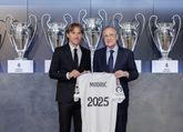Luka Modric plakt er nóg een jaar aan vast bij Real Madrid en krijgt ultieme beloning