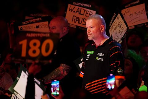 Topdarter Raymond van Barneveld leeft mee met Michael van Gerwen na 'vreselijke' situatie: 'Wens je niemand toe'
