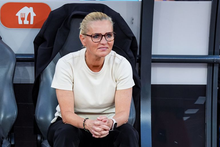Sarina Wiegman diep in de problemen, Engelse media zagen na flaters aan stoelpoten Nederlandse bondsoach