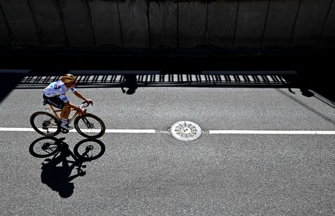 Schrik om grote afhaker in strijd om gele trui in de Tour de France: 'Wát een verrassing'