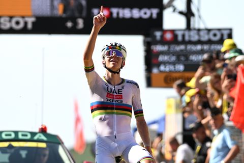 Tadej Pogacar eert overleden wielertalent (19) na zege in Tour de France: 'Daar moest ik aan denken'