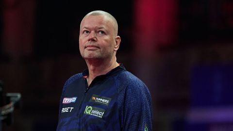 'Daar ben ik best wel jaloers op': Raymond van Barneveld worstelt met omstandigheden op World Matchplay