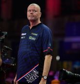 'Daar ben ik best wel jaloers op': Raymond van Barneveld worstelt met omstandigheden op World Matchplay