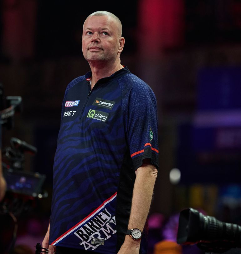 'Daar ben ik best wel jaloers op': Raymond van Barneveld worstelt met omstandigheden op World Matchplay