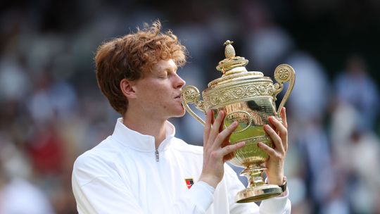 Uitzonderlijke toptennisser Jannik Sinner slaat zichzelf in rijtje met 'Grote Vier'