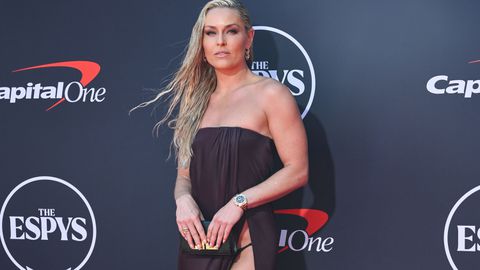 Lindsey Vonn steelt de show op rode loper, maar schaars geklede skilegende beleeft ook ongelukkig moment