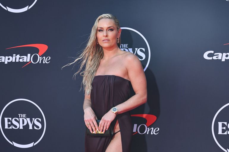 Ongelukkig moment voor schaars geklede skilegende Lindsey Vonn op rode loper