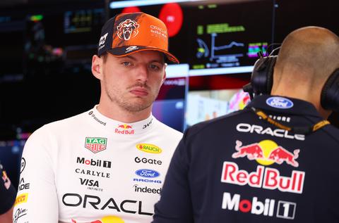 Max Verstappen vloekt en tiert in door rode vlag gedomineerde vrije training GP België: 'Dit is onacceptabel'