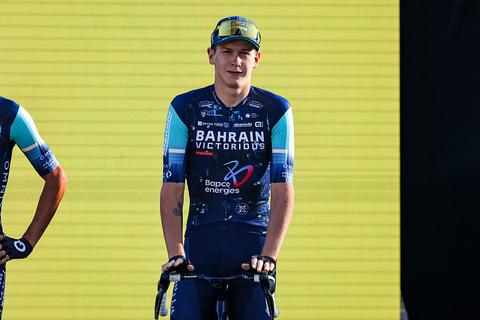 Belgische wielrenner (22) reageert vol ongeloof op pittige straf in Tour de France na zware valpartij: 'Ik heb niets fout gedaan'
