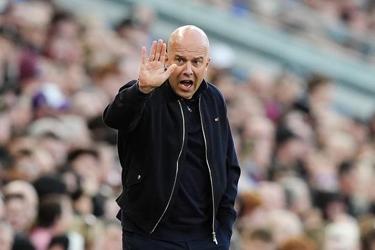 Aan Oranje gelinkte Arne Slot (47) laat gezicht zien in Amsterdam: 'Wil je dat nou ook al weten?'