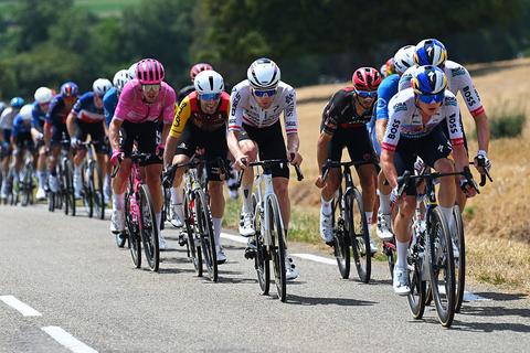LIVE Tour de France | Twee Nederlanders in grote kopgroep, Mathieu van der Poel mist de slag