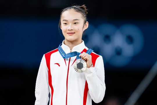 'Schattige' Chinese turnster serveert maaltijden in familierestaurant na olympisch zilver